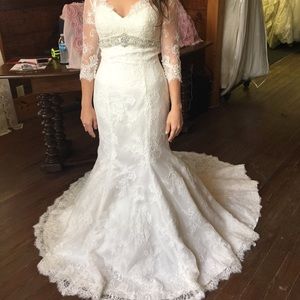 Wedding dress - size 8 - never worn or altered